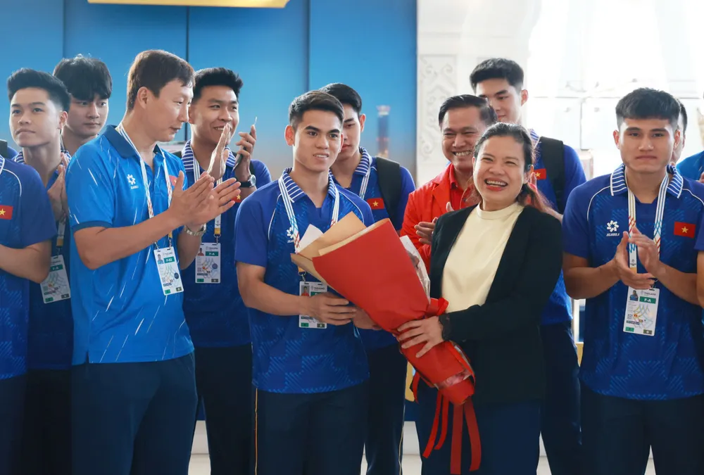 Tham tán Hoàng Diễm Hạnh chào đón U22 Việt Nam tại Bangkok Tham tán đại sứ quán Việt Nam tiếp đón đội U22