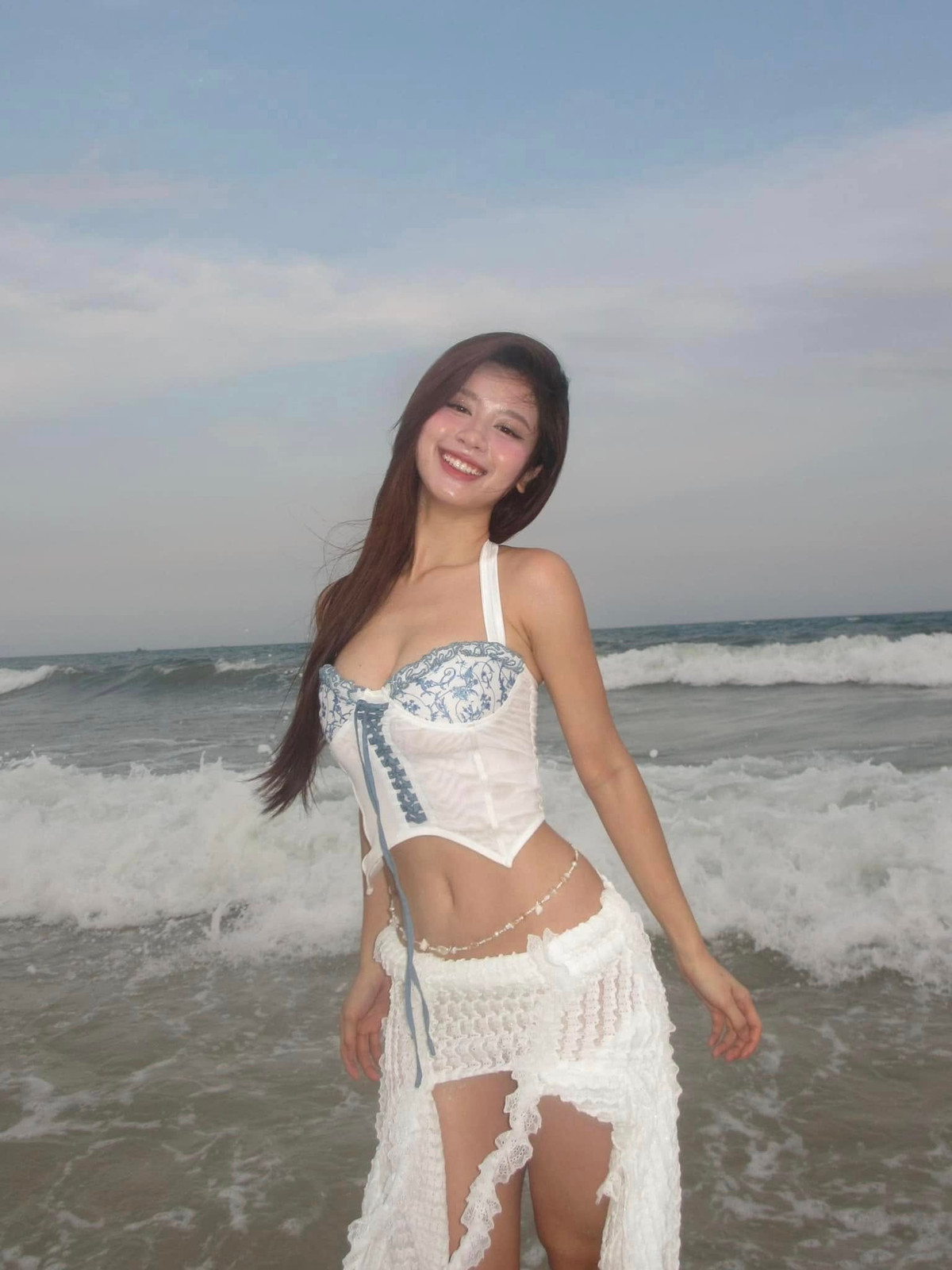Thậm chí nhiều người còn cho rằng ở Việt Nam khó ai bì kịp Hàn Hằng khoản thả dáng với bikini. Khó ai bì kịp phong cách bikini của hot girl xứ Thanh