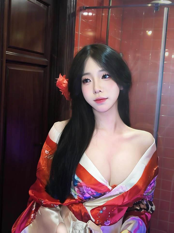 Biểu cảm dịu dàng của Ling khi mặc trang phục cổ trang