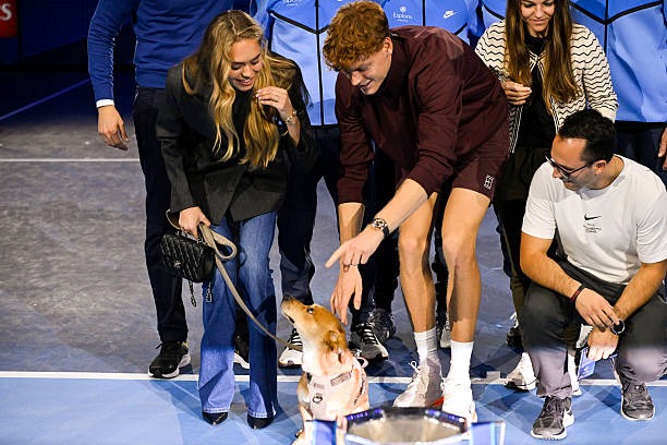 Bạn gái siêu mẫu chia vui với Jannik Sinner sau chức vô địch ATP Finals 2025 Jannik Sinner và bạn gái tại lễ đăng quang ATP Finals 2025