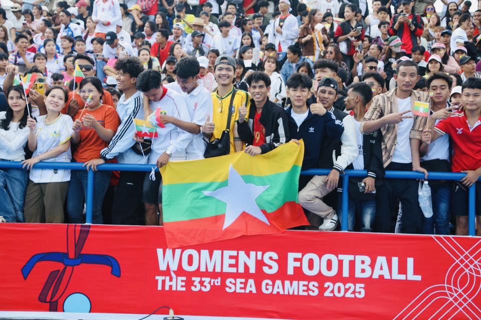 Cổ động viên Myanmar tại SEA Games 33