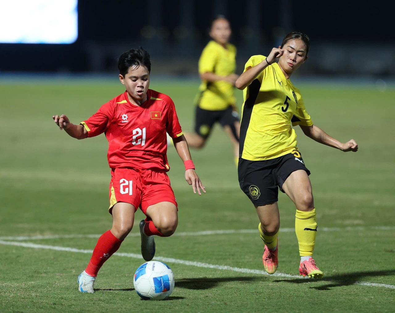 Thua 0-7 trước đội tuyển Việt Nam, HLV Malaysia nói lời tâm phục khẩu phục - Ảnh 1. Tuyển Malaysia (áo vàng) rất vất vả khi phải đối đầu với tuyển Việt Nam