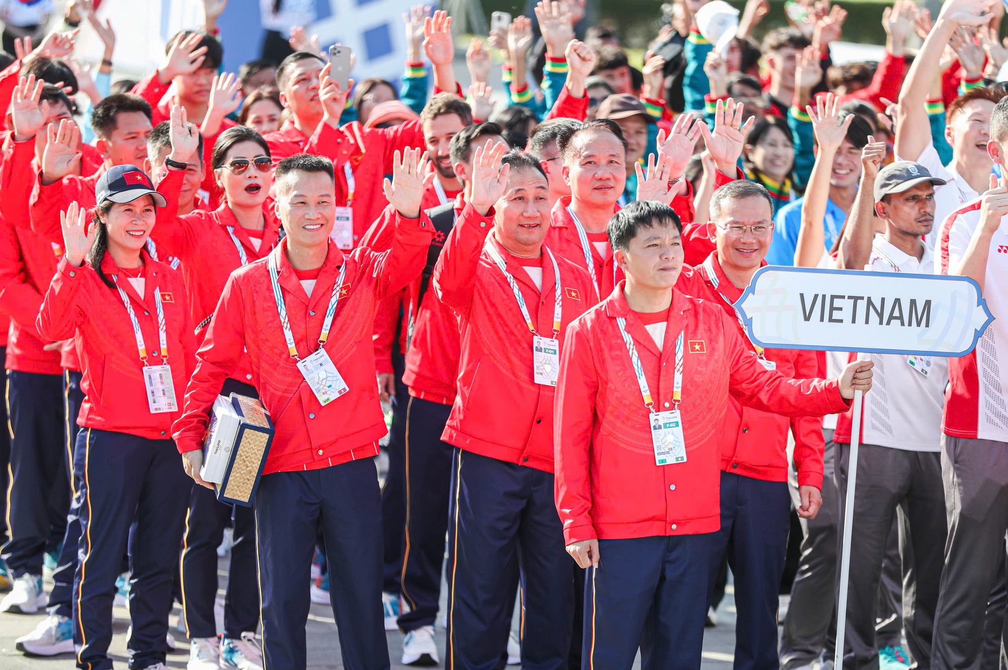 Quốc kì Việt Nam tung bay trên bầu trời Bangkok trong lễ thượng cờ SEA Games 33- Ảnh 4. Quốc kì Việt Nam tung bay trên bầu trời Bangkok trong lễ thượng cờ SEA Games 33- Ảnh 4.