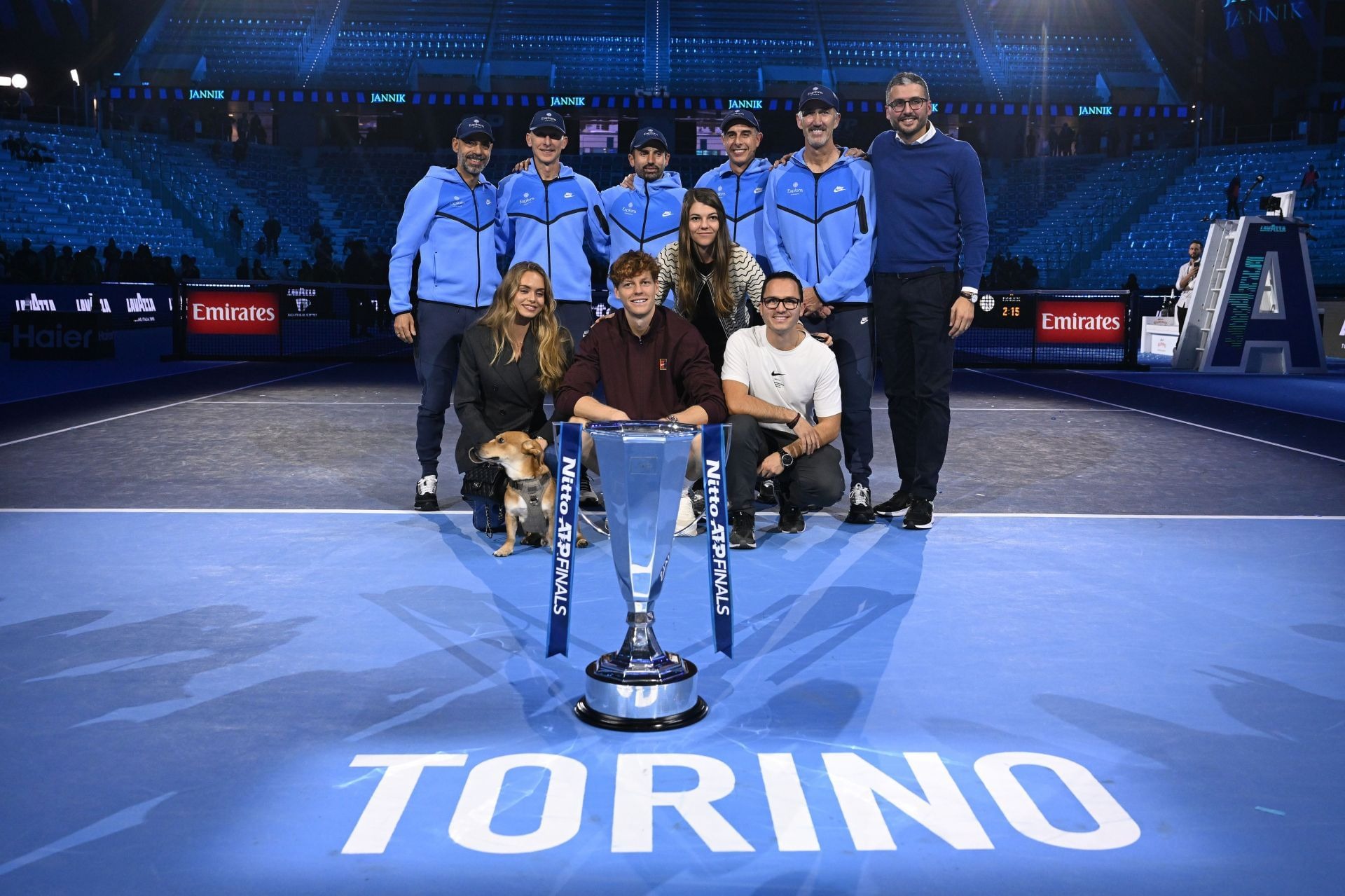 Jannik Sinner chia vui cùng bạn gái siêu mẫu sau chức vô địch ATP Finals 2025 - Ảnh 2. Sinner cùng BHL, bạn gái và gia đình chụp ảnh lưu niệm
