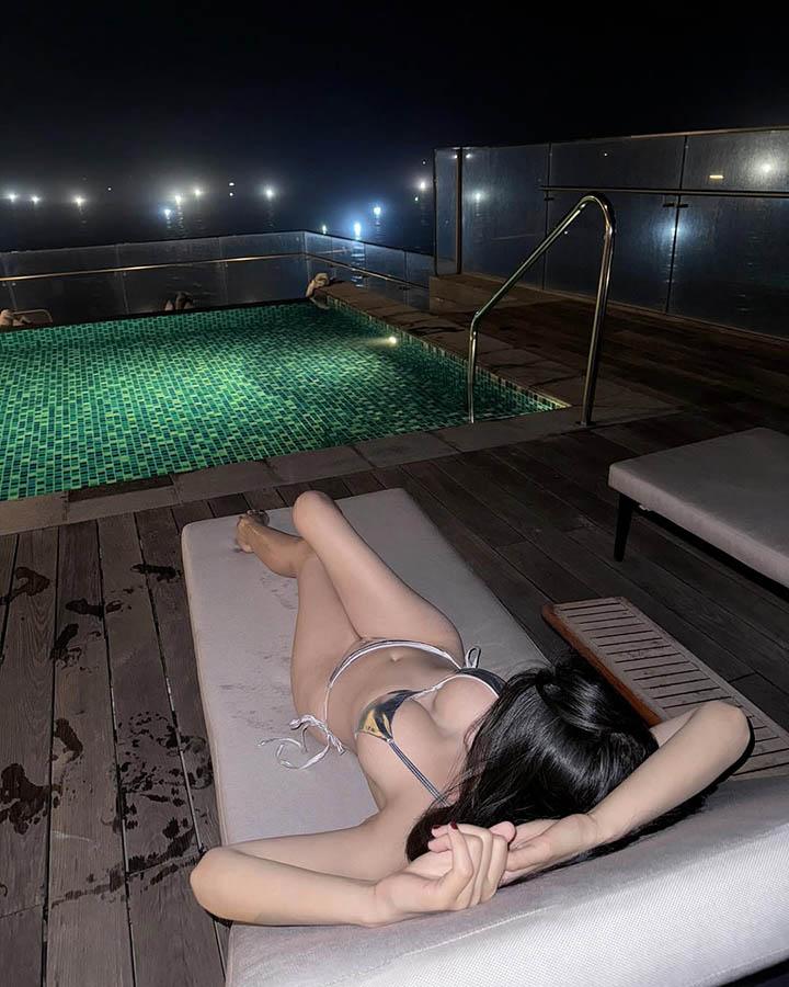 Vào “vibe” công chúa nữ tính, cô nàng vẫn khoe dáng “đồng hồ cát” cực chuẩn- Ảnh 14.