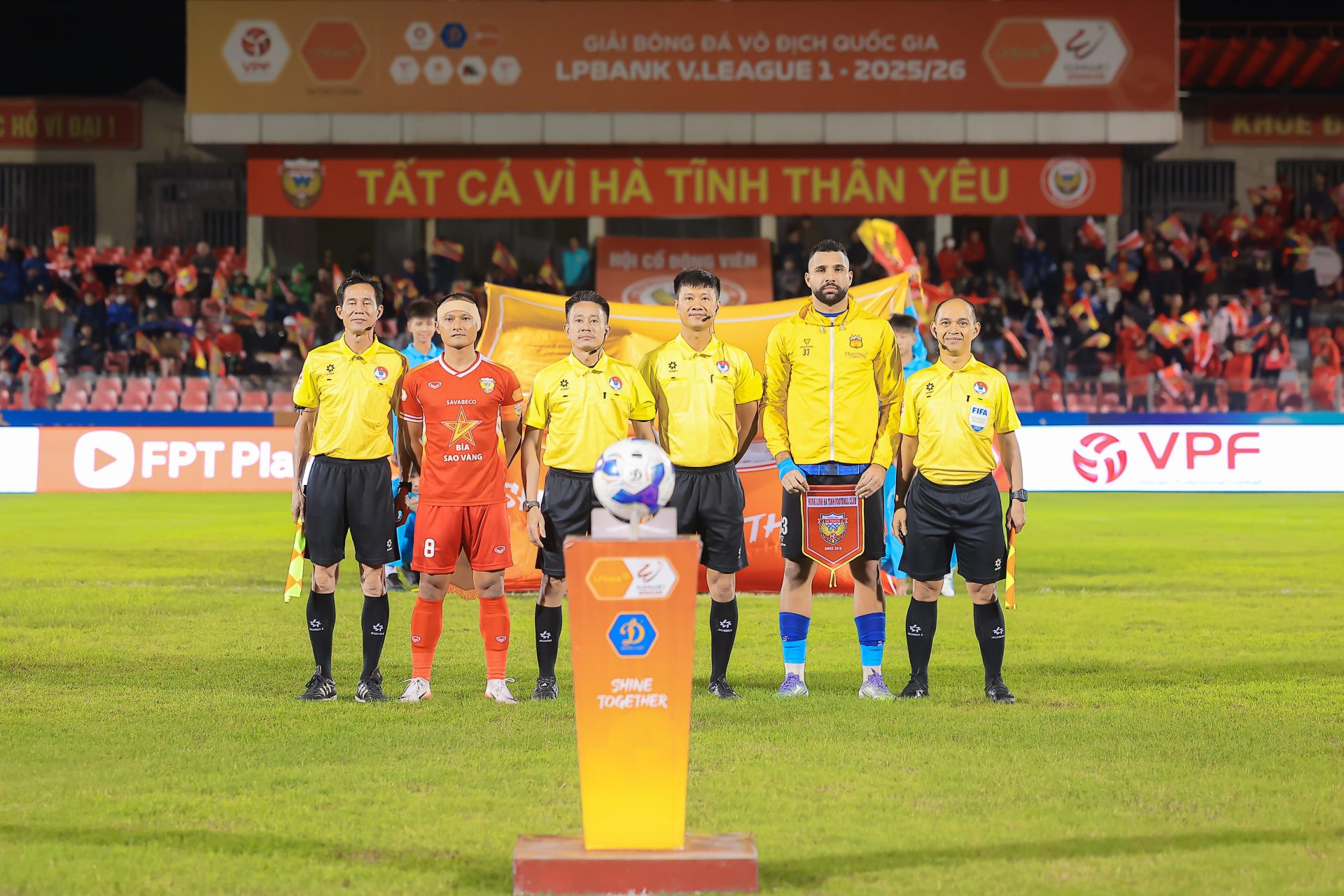 Trọng tài Nguyễn Mạnh Hải trong trận Hồng Lĩnh Hà Tĩnh thắng HAGL