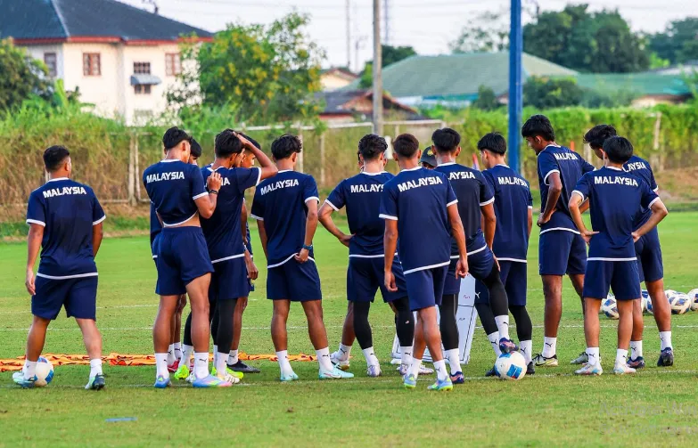Các cầu thủ U22 Malaysia tập luyện