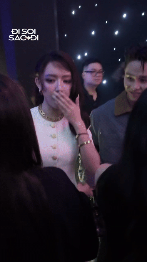 Bích Phương nắm tay, xoa vai tình tứ, còn Tăng Duy Tân thì cười không khép miệng- Ảnh 2. Bích Phương nắm tay, xoa vai tình tứ, còn Tăng Duy Tân thì cười không khép miệng- Ảnh 2.