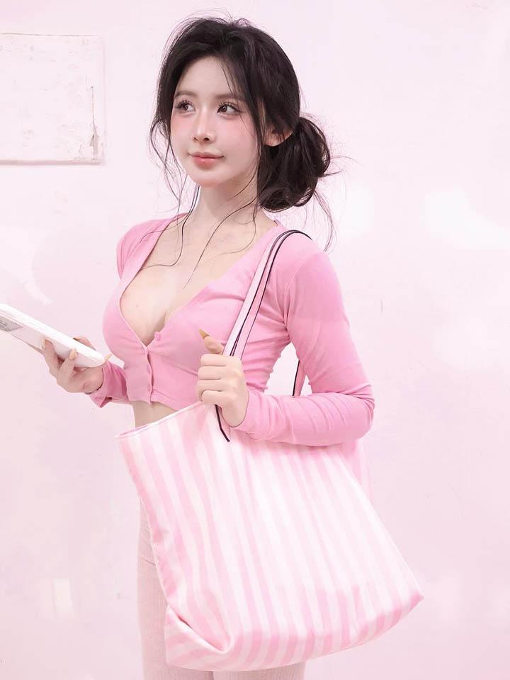 Vào “vibe” công chúa nữ tính, cô nàng vẫn khoe dáng “đồng hồ cát” cực chuẩn- Ảnh 3.
