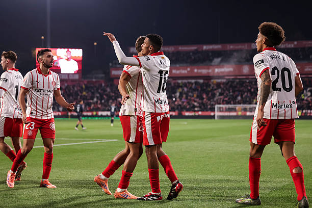 Real mất ngôi đầu bảng vào tay Barca một cách khó tin, một ngôi sao lập kỷ lục tịt ngòi 30 trận - Ảnh 1. Ounahi mở tỉ số cho Girona ở cuối hiệp 1