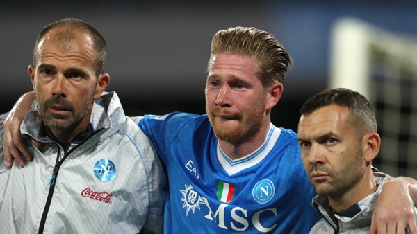 De Bruyne dính chấn thương trong trận Napoli thắng Inter De Bruyne ôm đùi phải rời sân