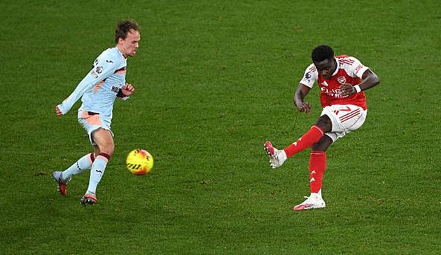 Bukayo Saka ghi bàn cho Arsenal