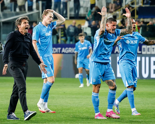 Napoli đang đứng đầu bảng Serie A