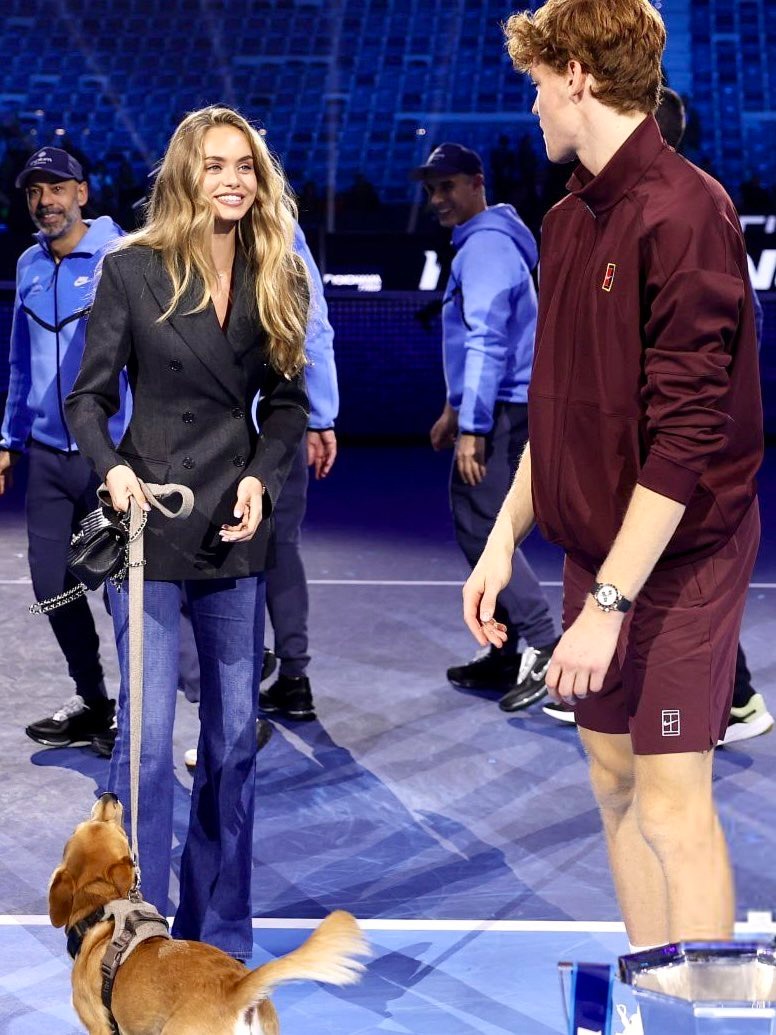 Jannik Sinner hạnh phúc bên bạn gái siêu mẫu sau chiến thắng Jannik Sinner và bạn gái ăn mừng chiến thắng ATP Finals