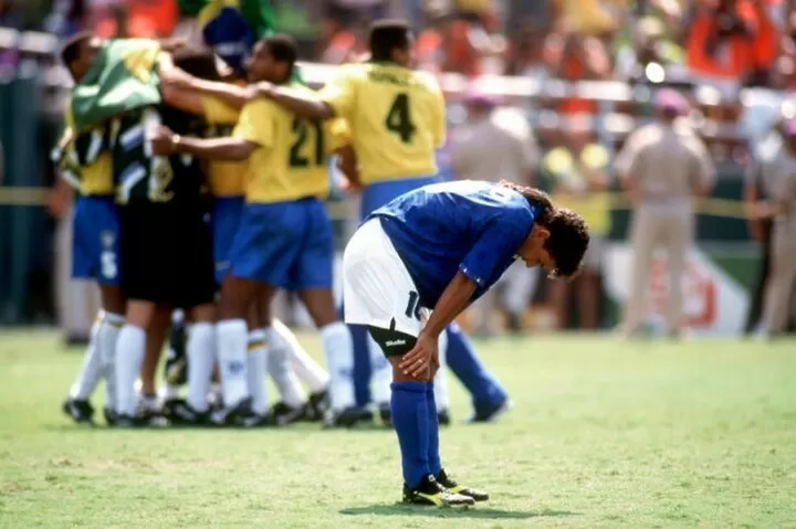 Roberto Baggio thất bại trên chấm phạt đền.