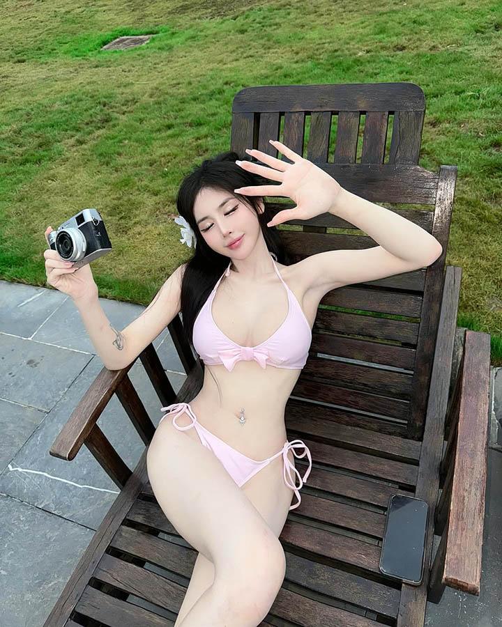 Vào “vibe” công chúa nữ tính, cô nàng vẫn khoe dáng “đồng hồ cát” cực chuẩn- Ảnh 12.
