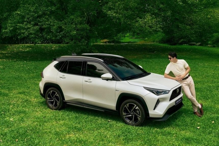 Xe Yaris Cross HEV màu trắng