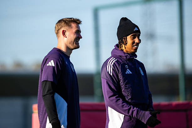 Matthijs De Ligt động viên Leny Yoro