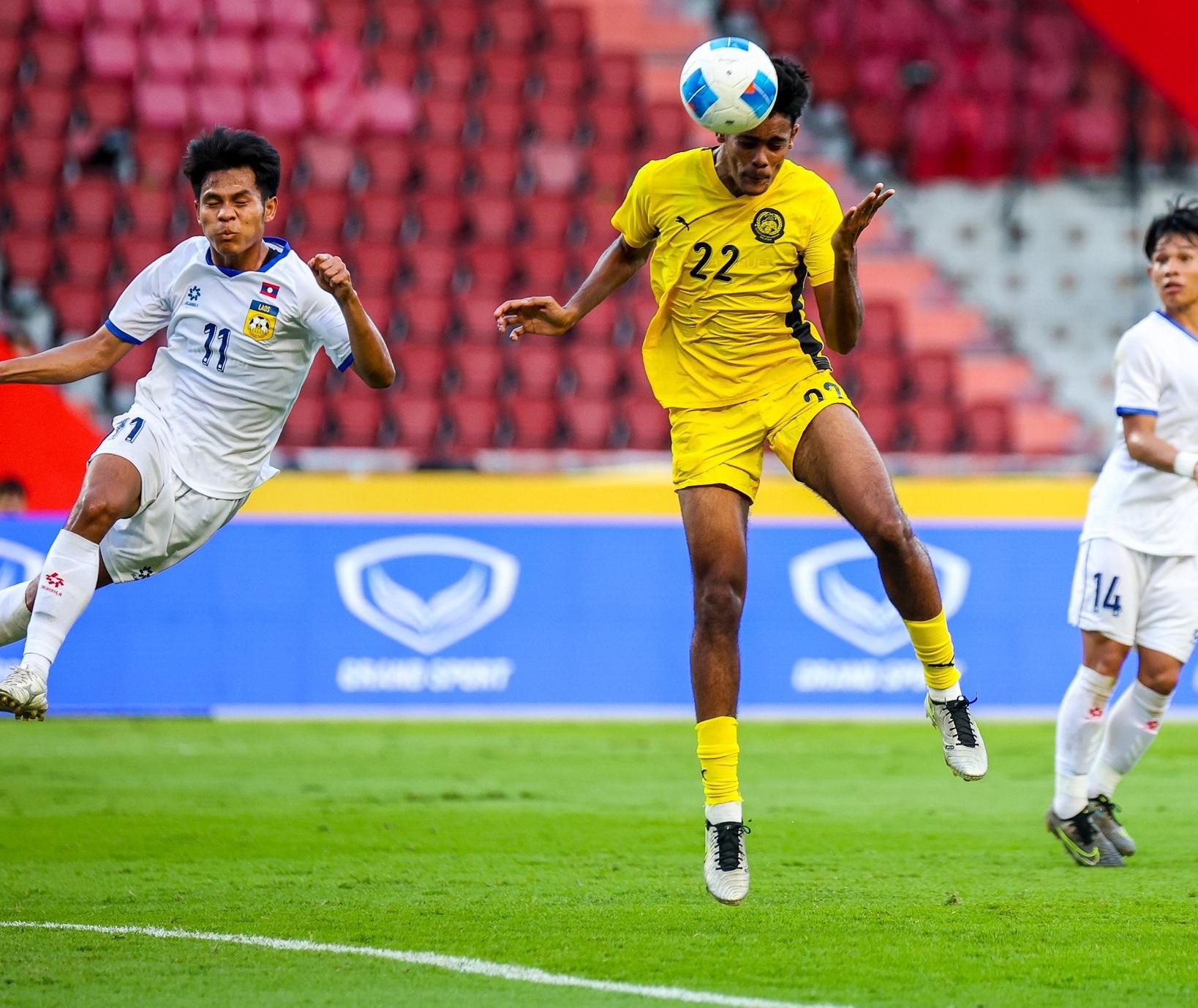 - Ảnh 3. U22 Malaysia tận dụng tốt sự sơ hở của hàng thủ U22 Lào.