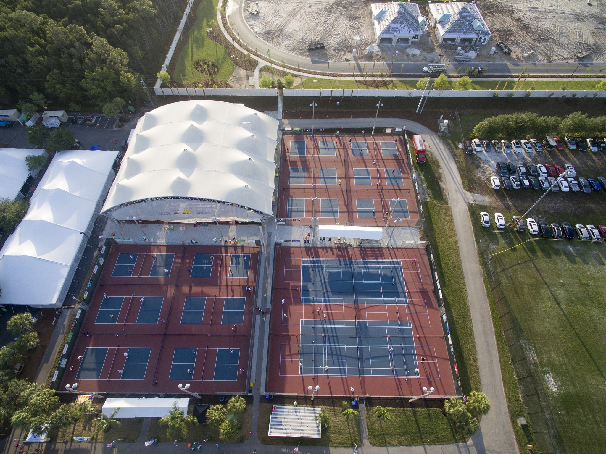 Người chơi Pickleball chờ đợi ngoài sân