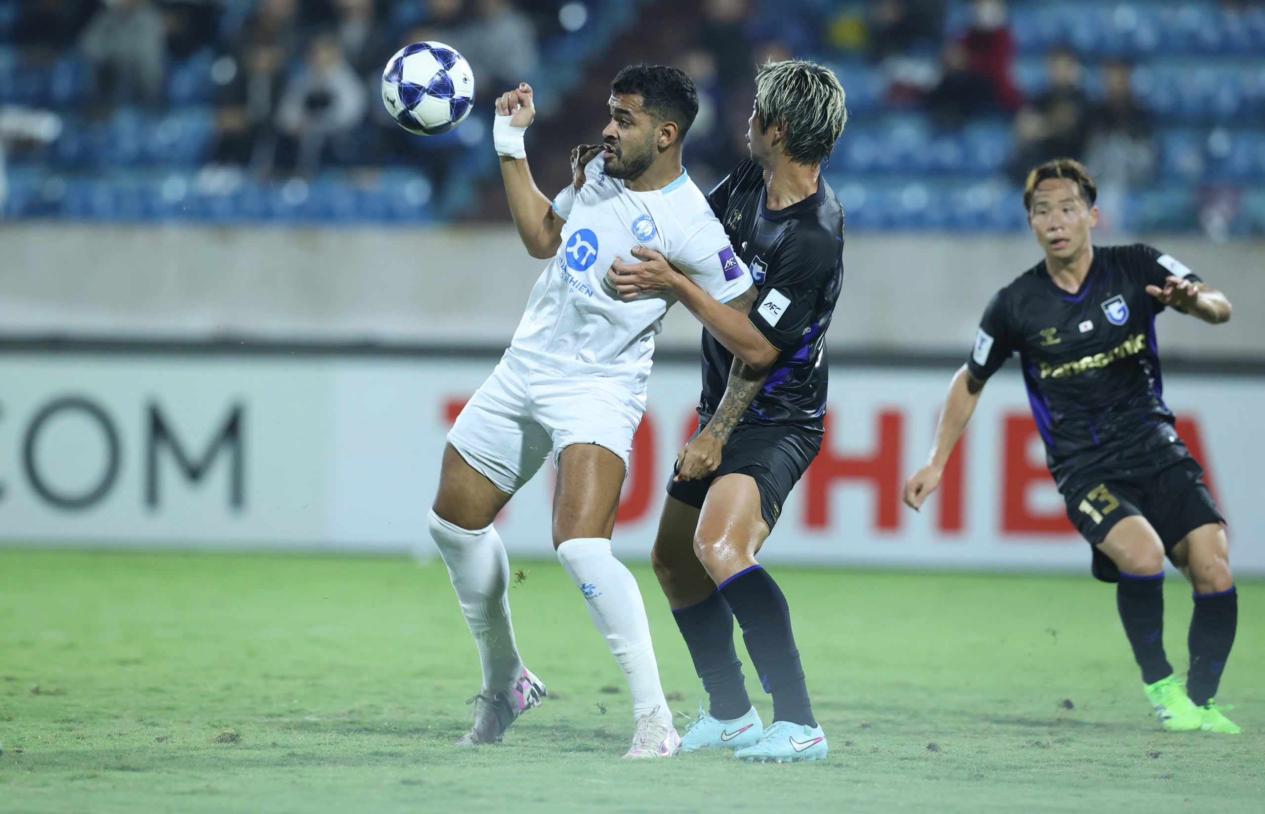 Bảng F AFC Champions League Two 2025/26, Nam Định 0 - 1 Gamba Osaka: Lực bất tòng tâm - Ảnh 1. Nam Định (áo trắng) dù rất nỗ lực nhưng vẫn không thể giành được chiến thắng trước Gamba Osaka.