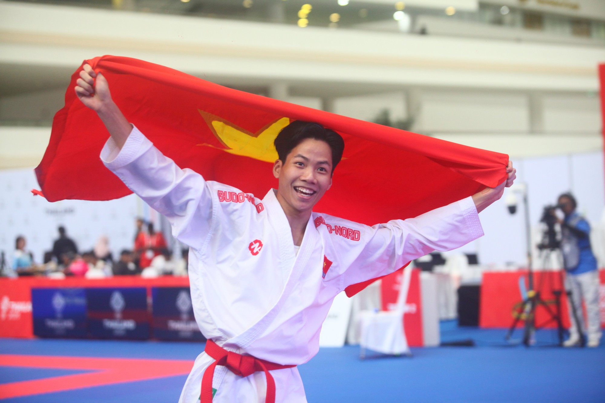 Khuất Hải Nam thắng võ sĩ Thái Lan môn karatedo