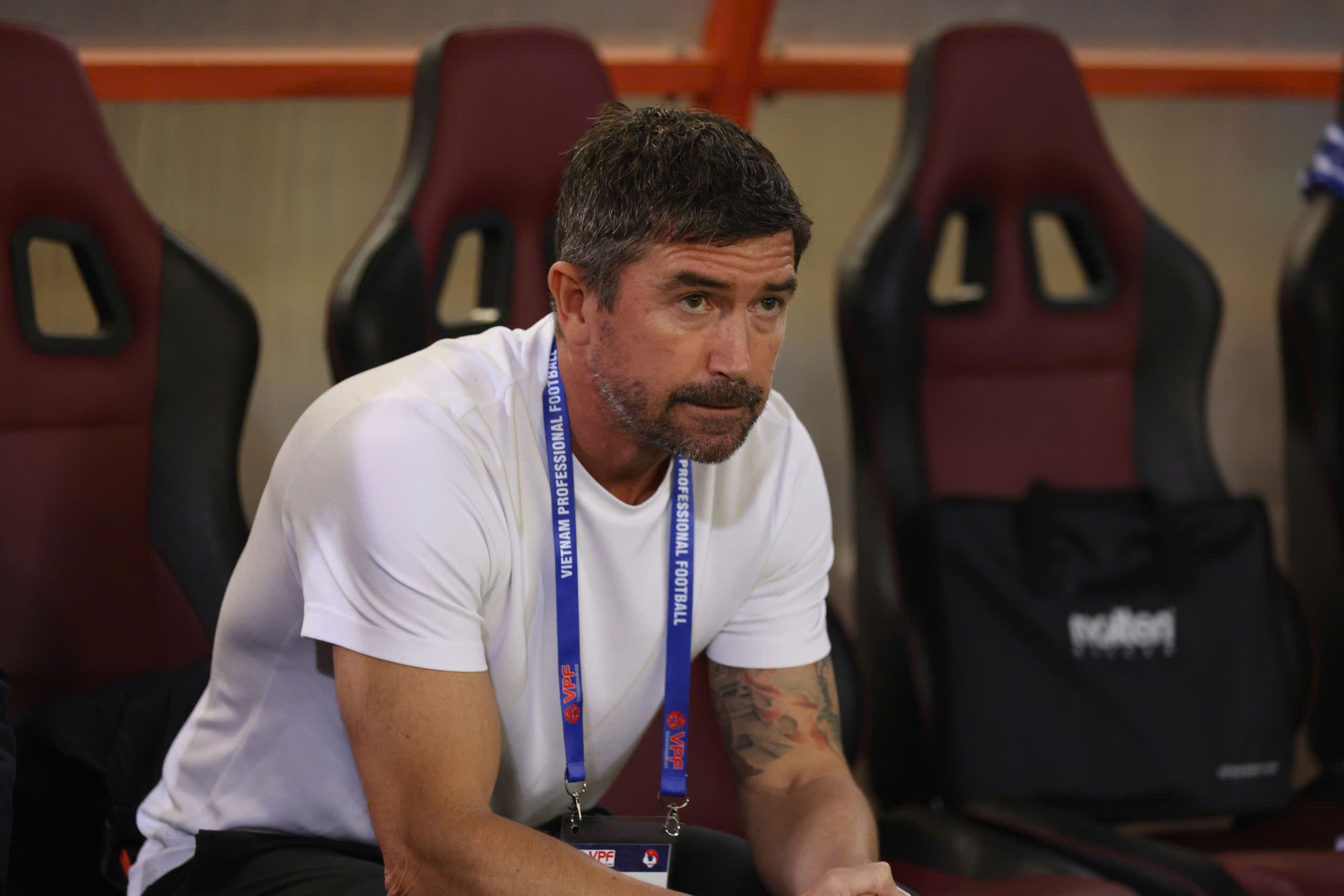 HLV Harry Kewell lần đầu đối mặt tình huống giải đấu đang diễn ra phải tạm dừng 90 ngày