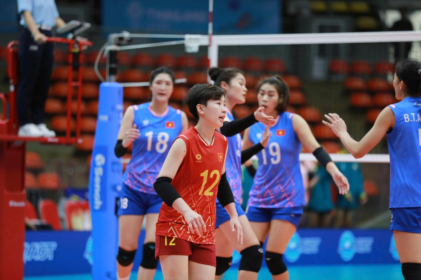 Niềm vui chiến thắng của đội tuyển bóng chuyền nữ Việt Nam