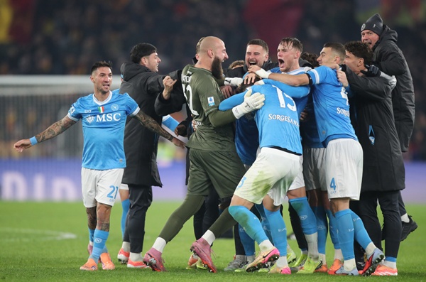 Đội bóng thành Naples giờ đã bằng điểm Milan Napoli bằng điểm AC Milan sau trận thắng Roma