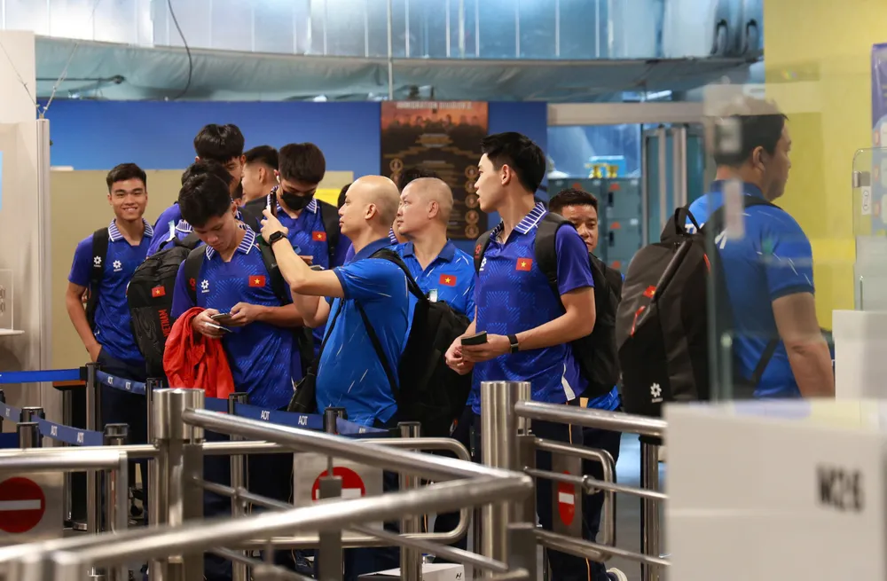 U22 Việt Nam được bố trí lane riêng để nhập cảnh tại sân bay Suvarnabhumi Đội U22 Việt Nam nhập cảnh tại sân bay Suvarnabhumi