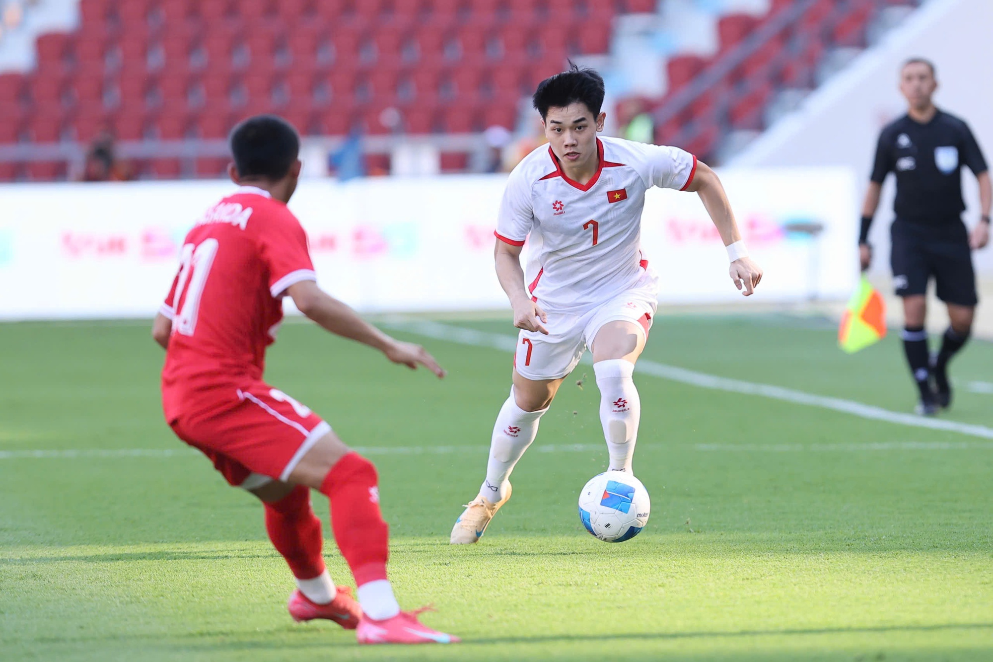 - Ảnh 4. U22 Việt Nam giành chiến thắng vất vả trong ngày ra quân SEA Games 33