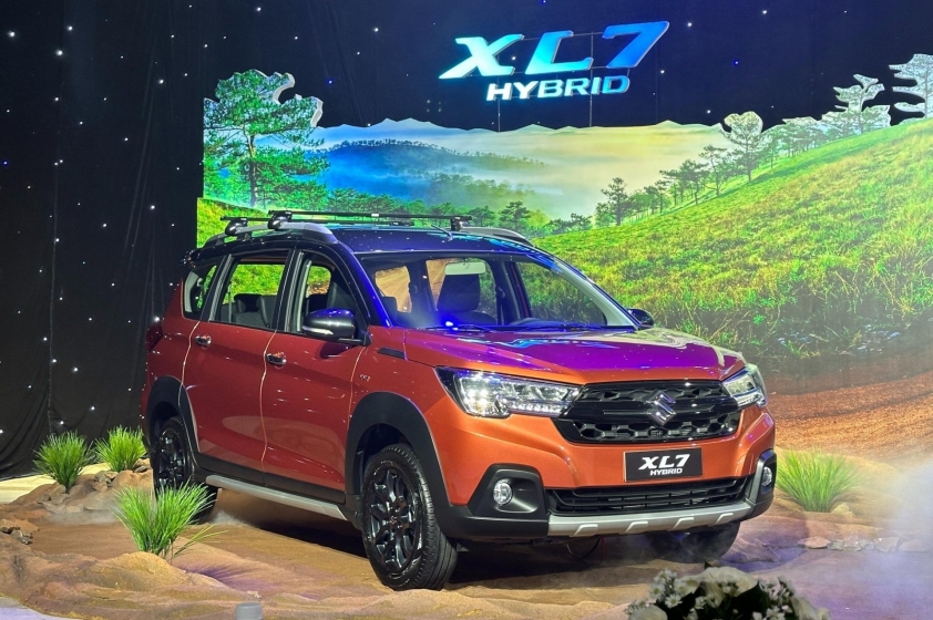 Suzuki XL7 Hybrid màu đỏ