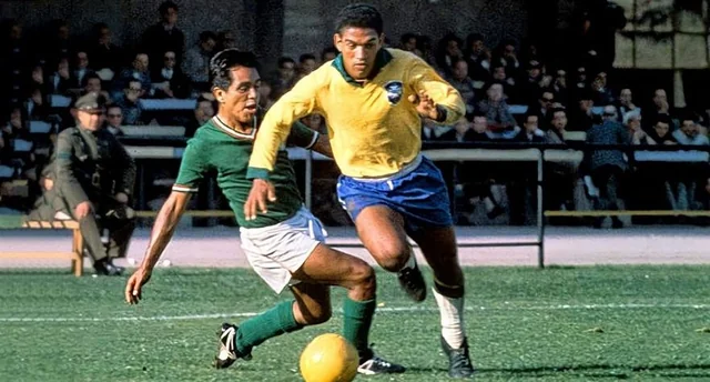 Garrincha nổi tiếng với đôi chân dị biệt Đôi chân dị biệt nhưng kỹ thuật tuyệt vời của Garrincha