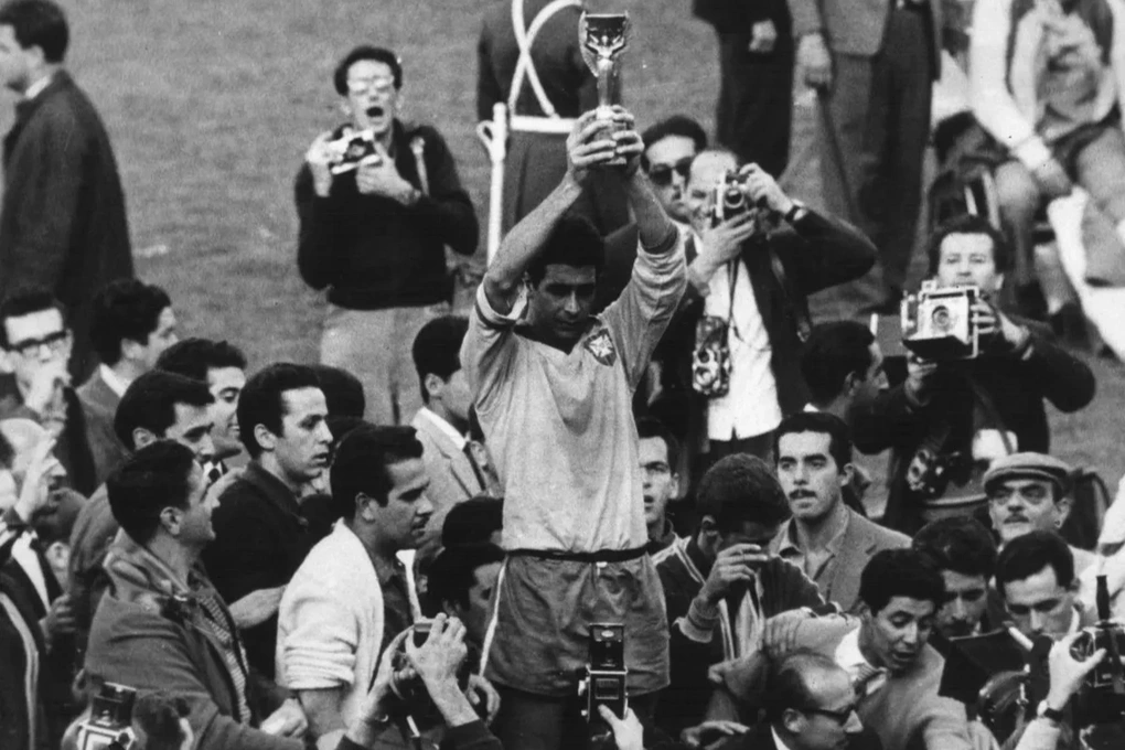 Sự xuất sắc của Garrincha đã giúp Brazil lần thứ 2 lên ngôi vô địch Brazil vô địch World Cup nhờ phong độ xuất sắc của Garrincha