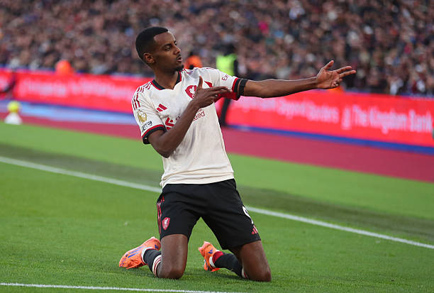 Isak ghi bàn đầu tiên cho Liverpool tại Ngoại Hạng Anh