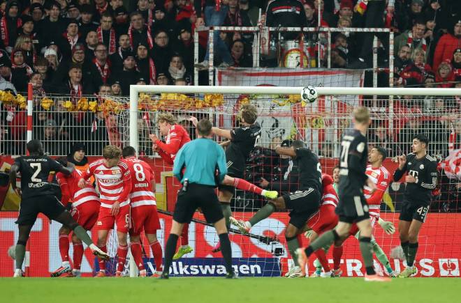 Harry Kane ghi bàn cho Bayern Harry Kane đang ghi bàn