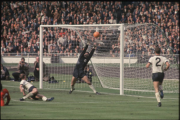 Bàn thắng của Geoff Hurst ở trận chung kết World Cup 1966 làm dấy lên nhiều tranh cãi. Geoff Hurst bàn thắng tranh cãi