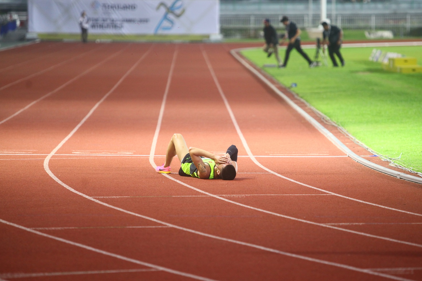Vận động viên Việt Nam ngã quỵ sau khi về đích tại SEA Games 33