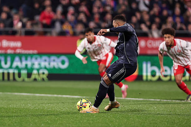 Real mất ngôi đầu bảng vào tay Barca một cách khó tin, một ngôi sao lập kỷ lục tịt ngòi 30 trận - Ảnh 2. Mbappe ghi bàn trên chấm 11m