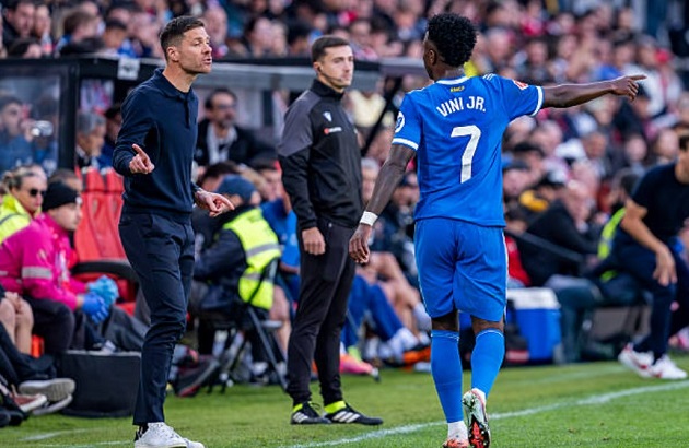 Alonso đang mất kiểm soát phòng thay đồ. Xabi Alonso mất kiểm soát phòng thay đồ