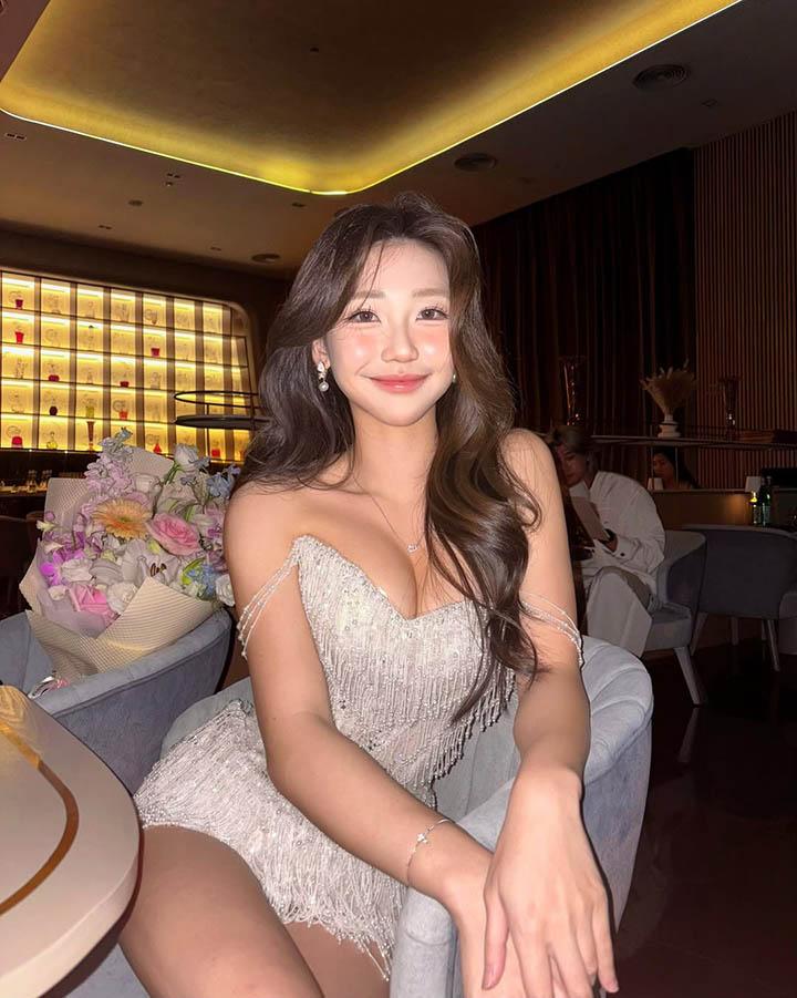 Hot girl 2k4 sở hữu nhan sắc ngây thơ nhưng body đẹp như nữ thần Hy Lạp- Ảnh 3. Hot girl 2k4 sở hữu nhan sắc ngây thơ nhưng body đẹp như nữ thần Hy Lạp- Ảnh 3.