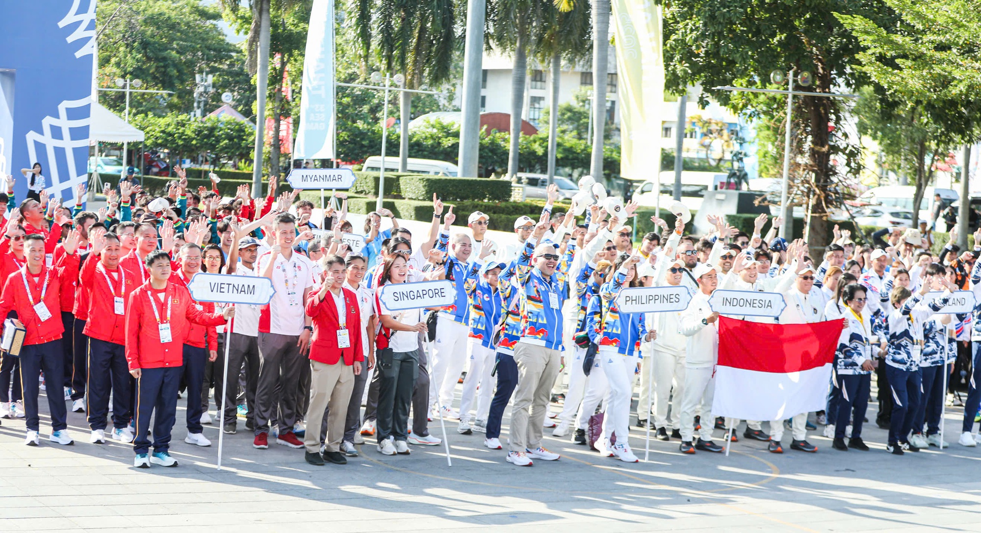 Quốc kì Việt Nam tung bay trên bầu trời Bangkok trong lễ thượng cờ SEA Games 33- Ảnh 8. Quốc kì Việt Nam tung bay trên bầu trời Bangkok trong lễ thượng cờ SEA Games 33- Ảnh 8.