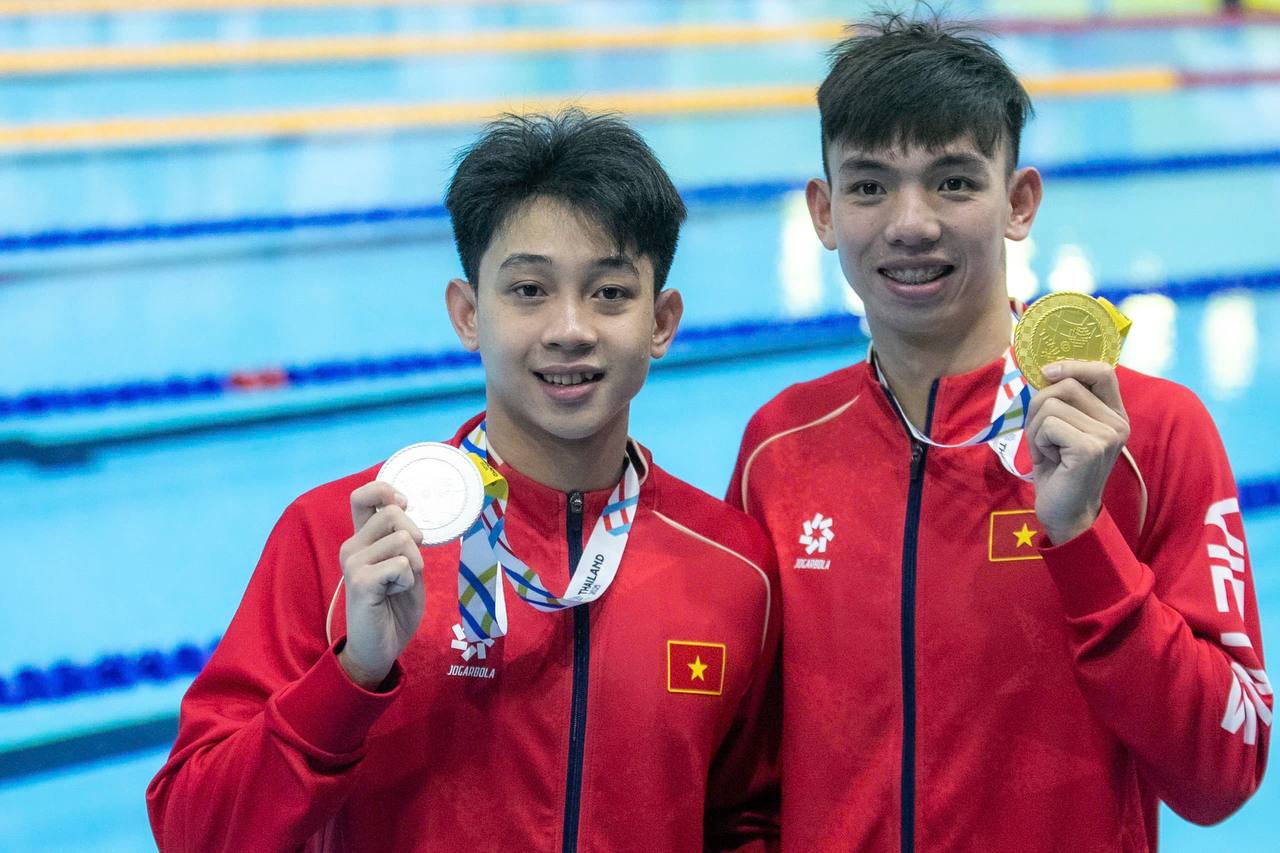 Mai Trần Tuấn Anh bên cạnh Huy Hoàng