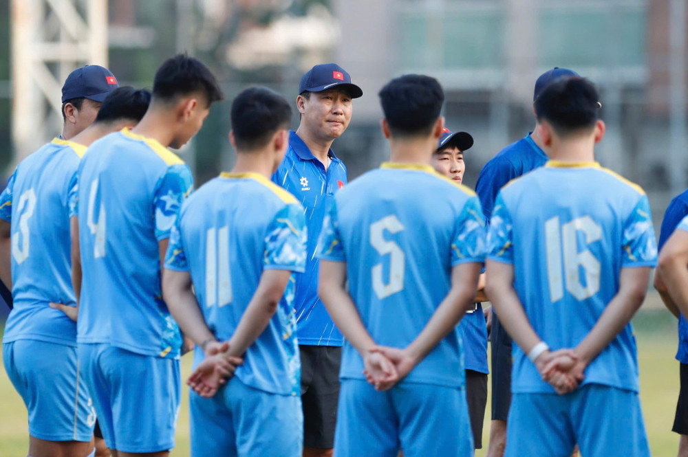 HLV Kim Sang-sik dẫn dắt U22 Việt Nam