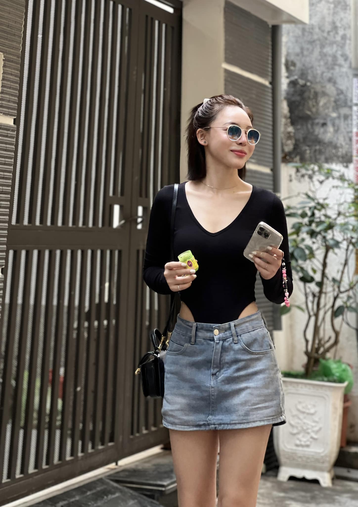 Đời thường, cô nàng 2k4 có phong cách thời trang cá tính nhưng không kém phần quyến rũ.