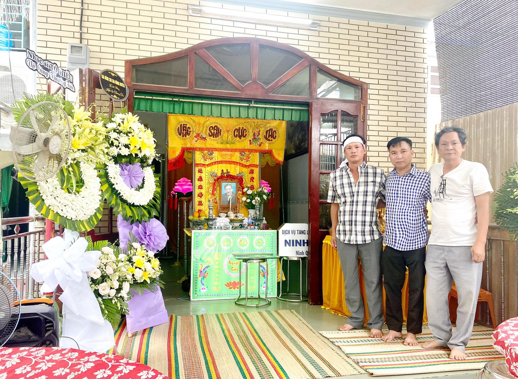 Đám tang Thương Tín vắng lặng, mẹ 90 tuổi từng nói 1 câu xót xa- Ảnh 1. Đám tang Thương Tín vắng lặng, mẹ 90 tuổi từng nói 1 câu xót xa