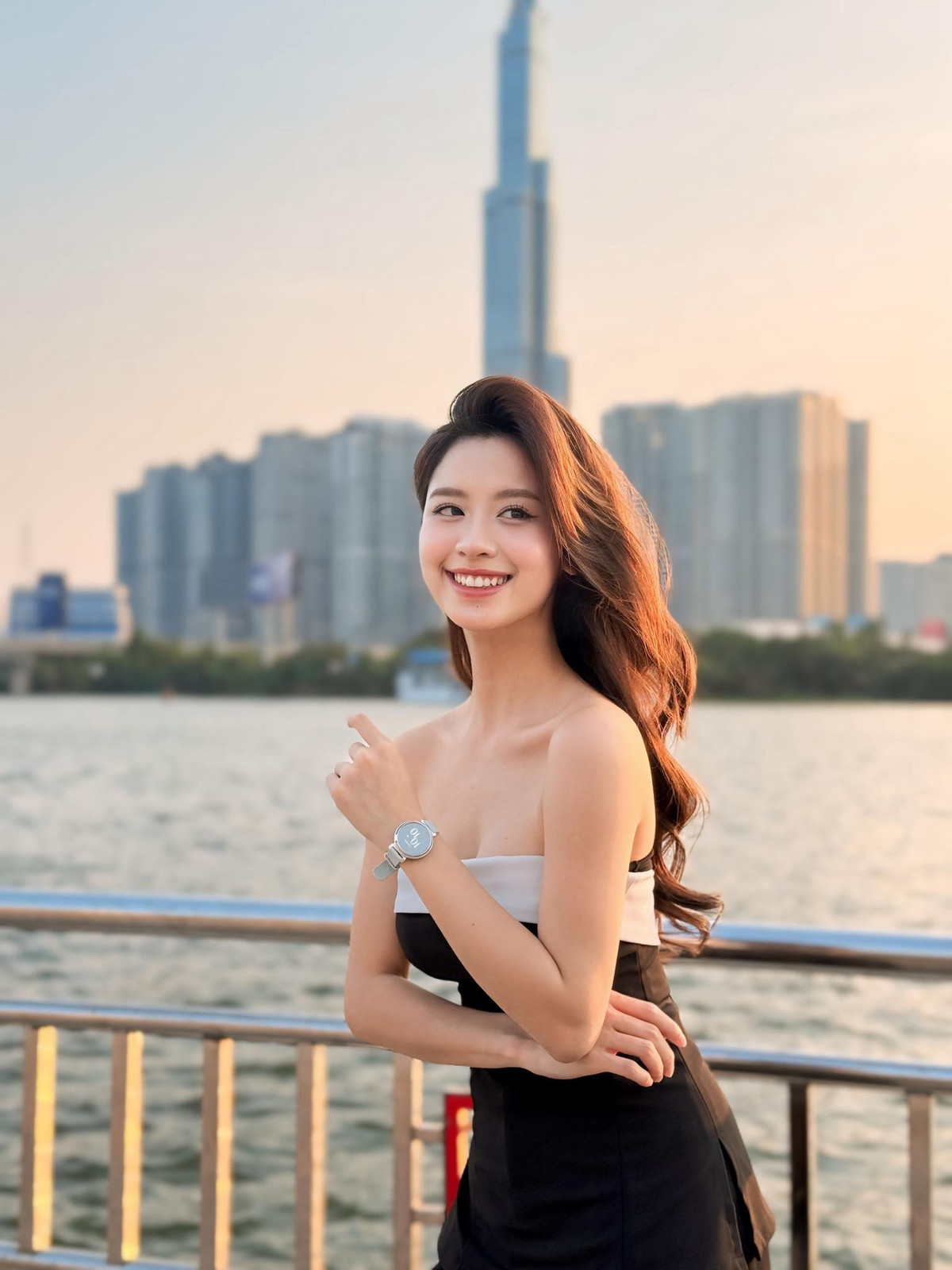 Hàn Hằng theo đuổi ngành học chẳng liên quan gì đến niềm đam mê của cô trên mạng. Cô là cựu sinh viên khoa Thanh nhạc Đại học Văn hoá Thể thao và Du lịch Thanh Hoá. Hot girl tốt nghiệp năm 2021. Hàn Hằng tốt nghiệp ngành Thanh nhạc Đại học Văn hoá Thể thao và Du lịch Thanh Hoá