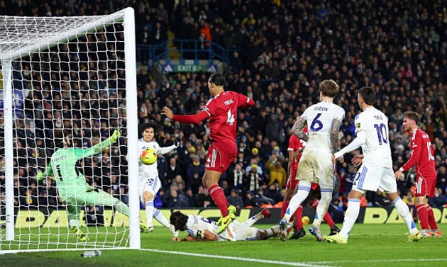 Các cầu thủ Leeds ăn mừng bàn thắng